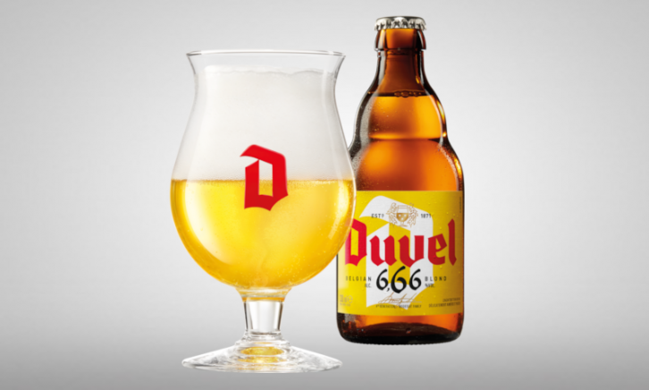 Duvel 666 blond flesje en glas Duvel 666 blond flesje en glas op een grijze achtergrond